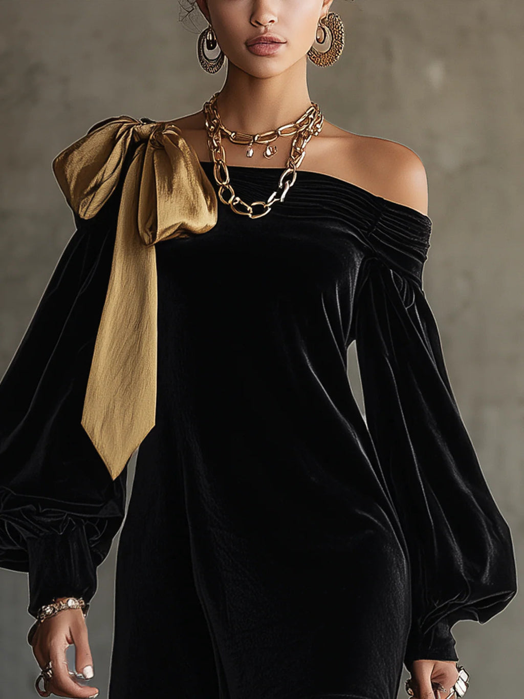 LUCÍA™║Mini vestido con hombros descubiertos de terciopelo negro y satén dorado