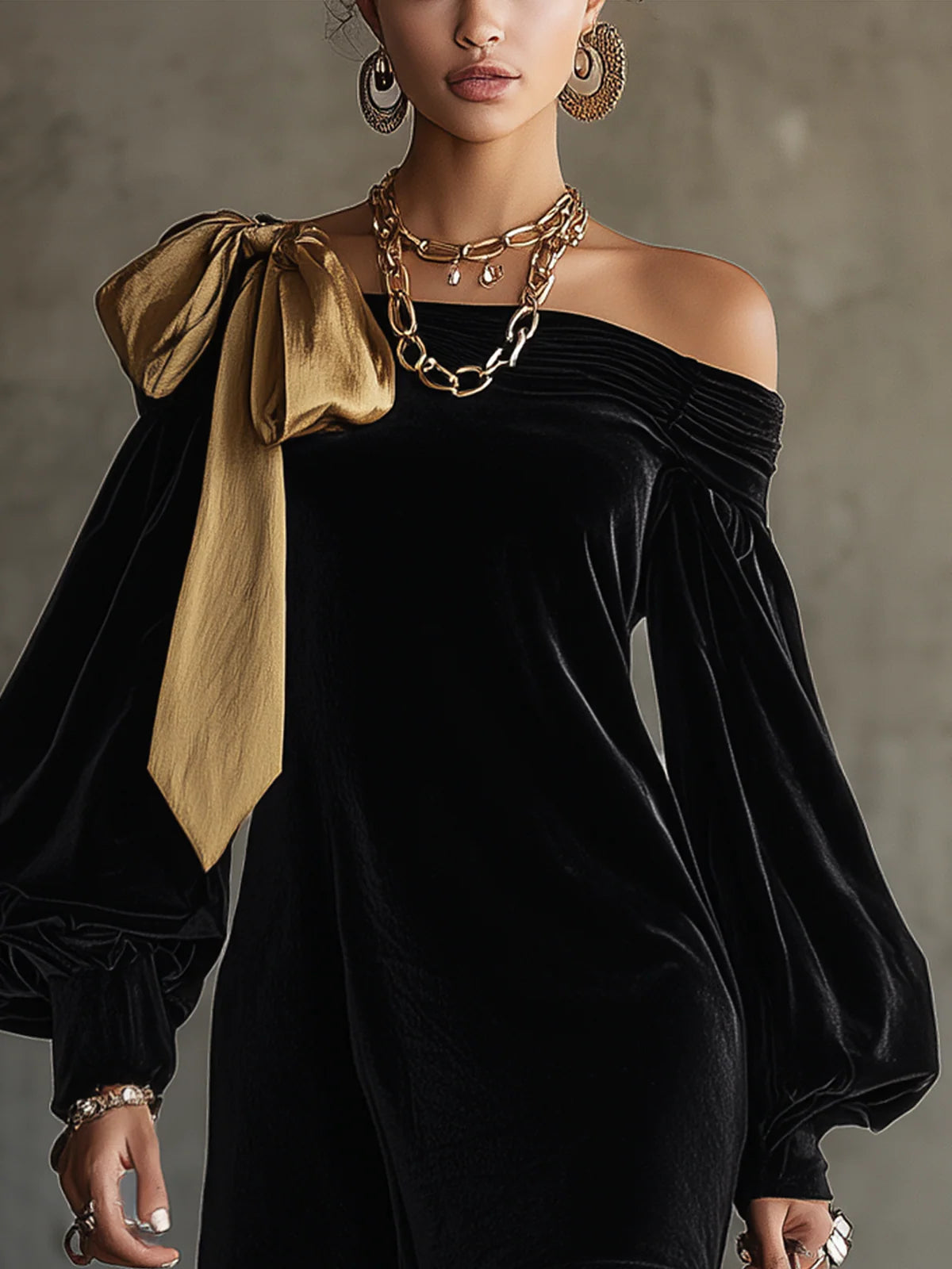 LUCÍA™║Mini vestido con hombros descubiertos de terciopelo negro y satén dorado
