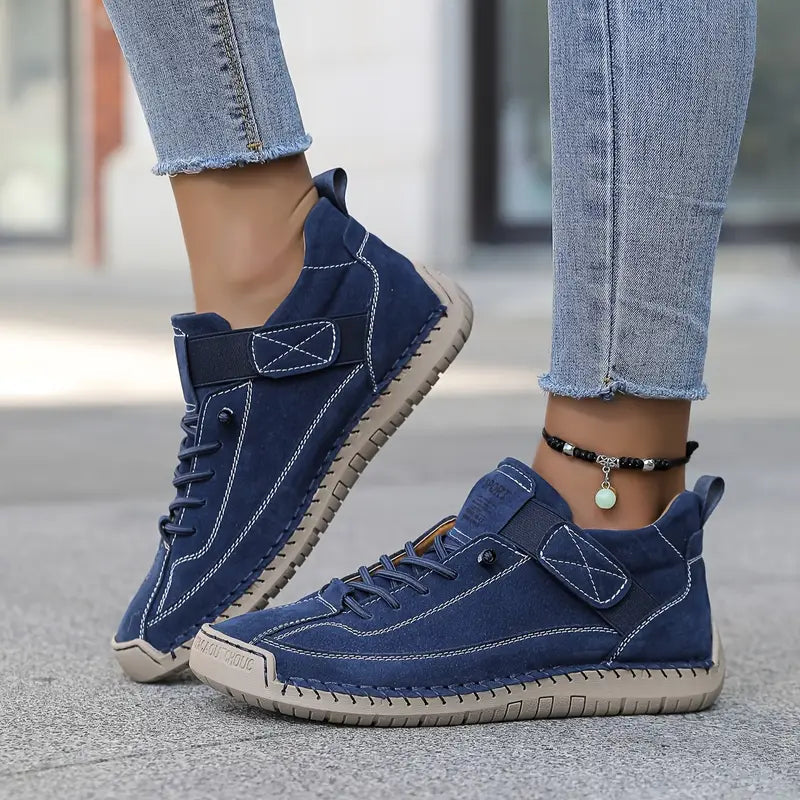 Zapatillas Mila azul marino en la calle