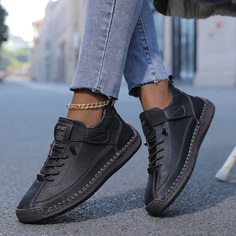 Zapatillas Mila negras en la calle