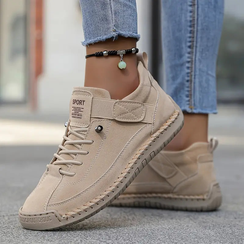 Zapatillas Mila beige en la calle