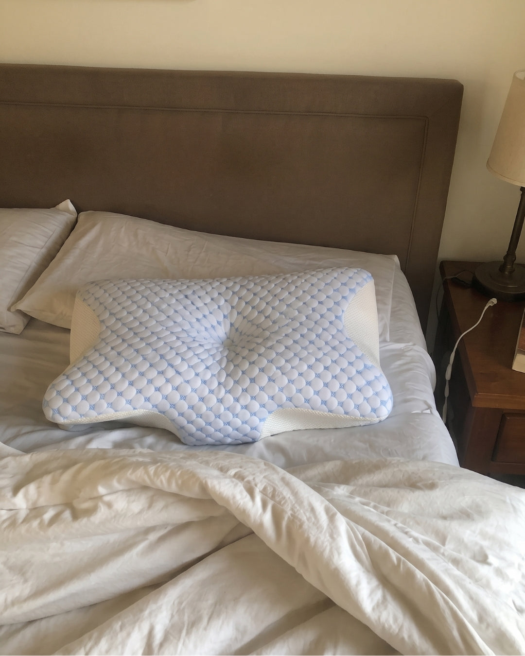 Almohada cervical colocada en la cama